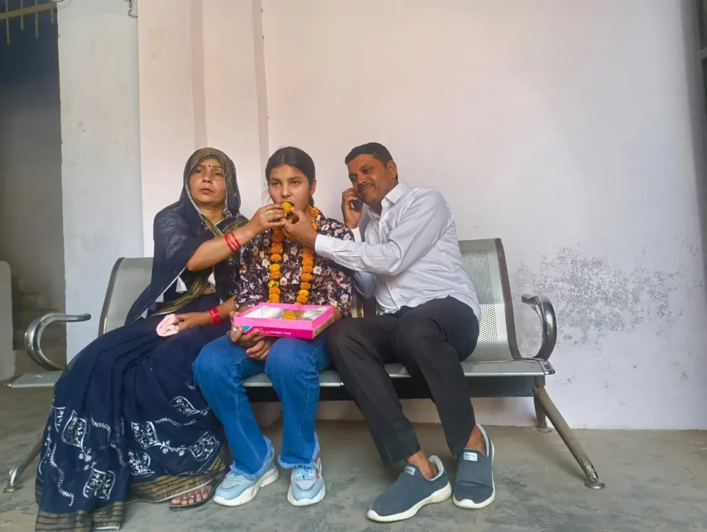 Akanksha Singh became district topper